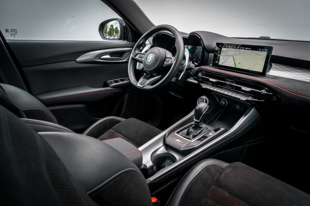 Alfa Romeo Tonale 1.3T PHEV Veloce I Widescreen Navi I 19 in, Auto's, Alfa Romeo, 77 km/l, 4 cilinders, 15 kWh, Zwart