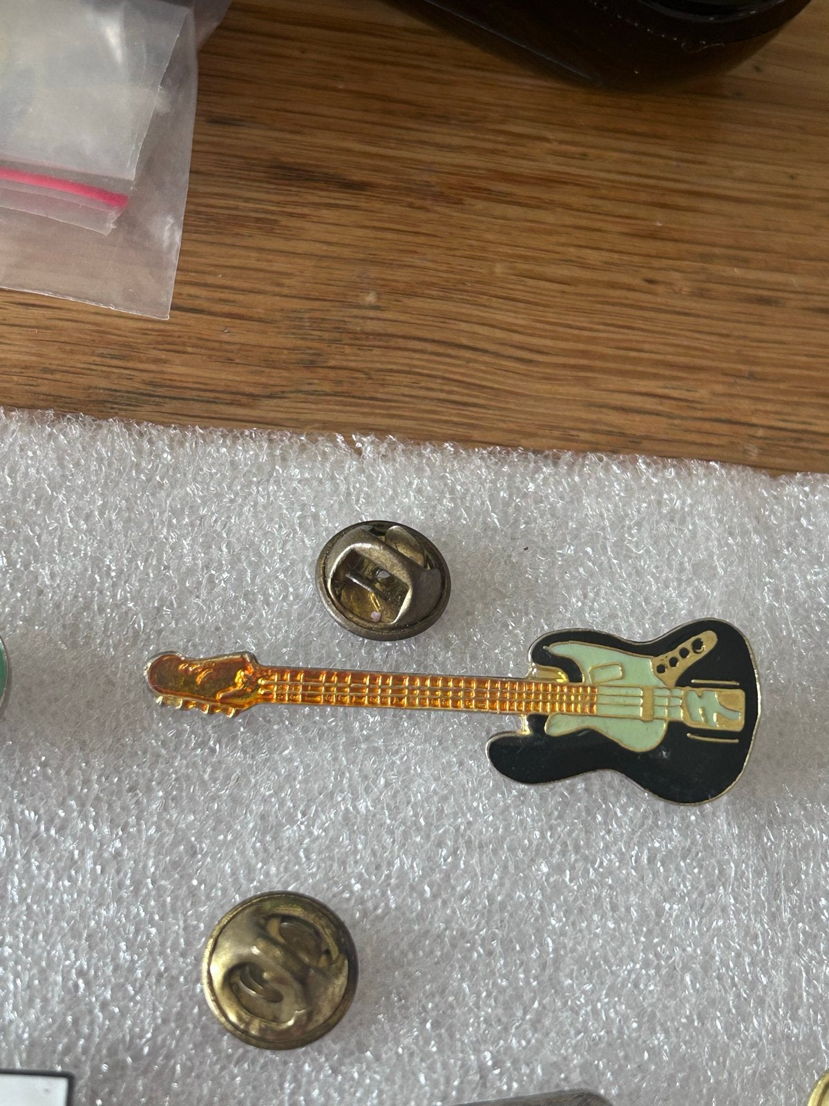 Gitaar pin - Clever de Burelaar, Verzamelen, Ophalen of Verzenden, Zo goed als nieuw, Overige onderwerpen, Speldje of Pin