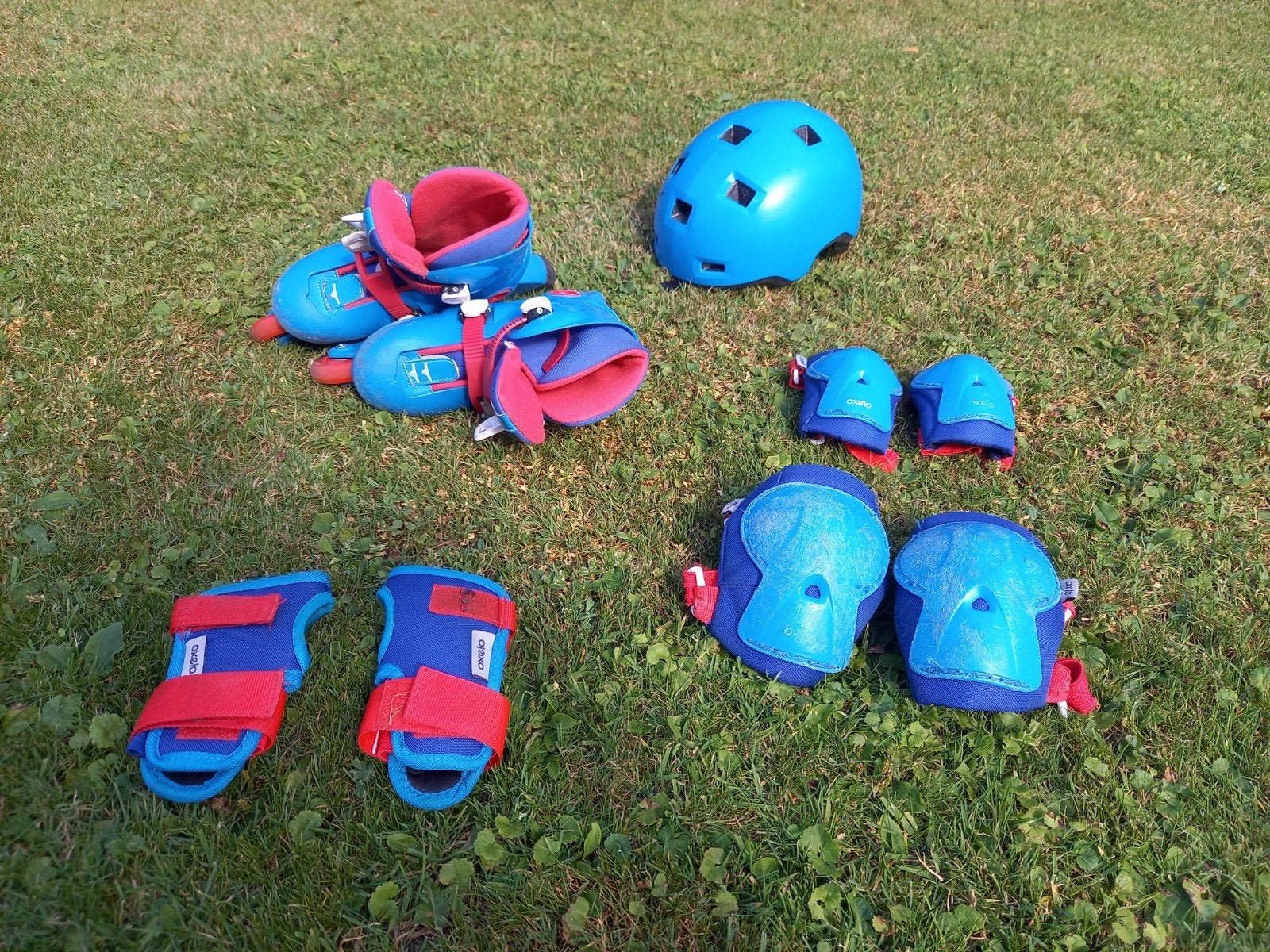 Complete set: verstelbare skeelers, helm en beschermers, Kinderen en Baby's, Speelgoed | Buiten | Rolschaatsen, Ophalen of Verzenden