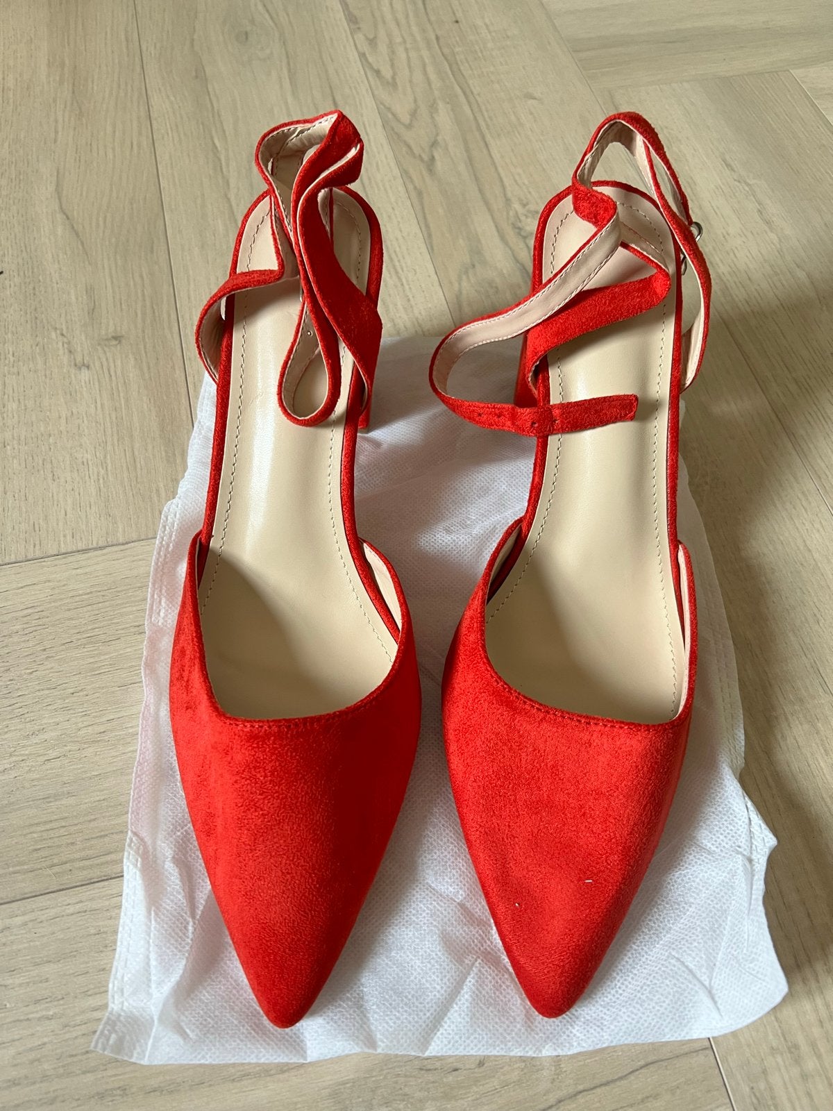 NIEUW Rode suède pumps met enkelbandje - Maat 41 NIEUW, Kleding | Dames, Ophalen of Verzenden, Zo goed als nieuw, Rood, Pumps
