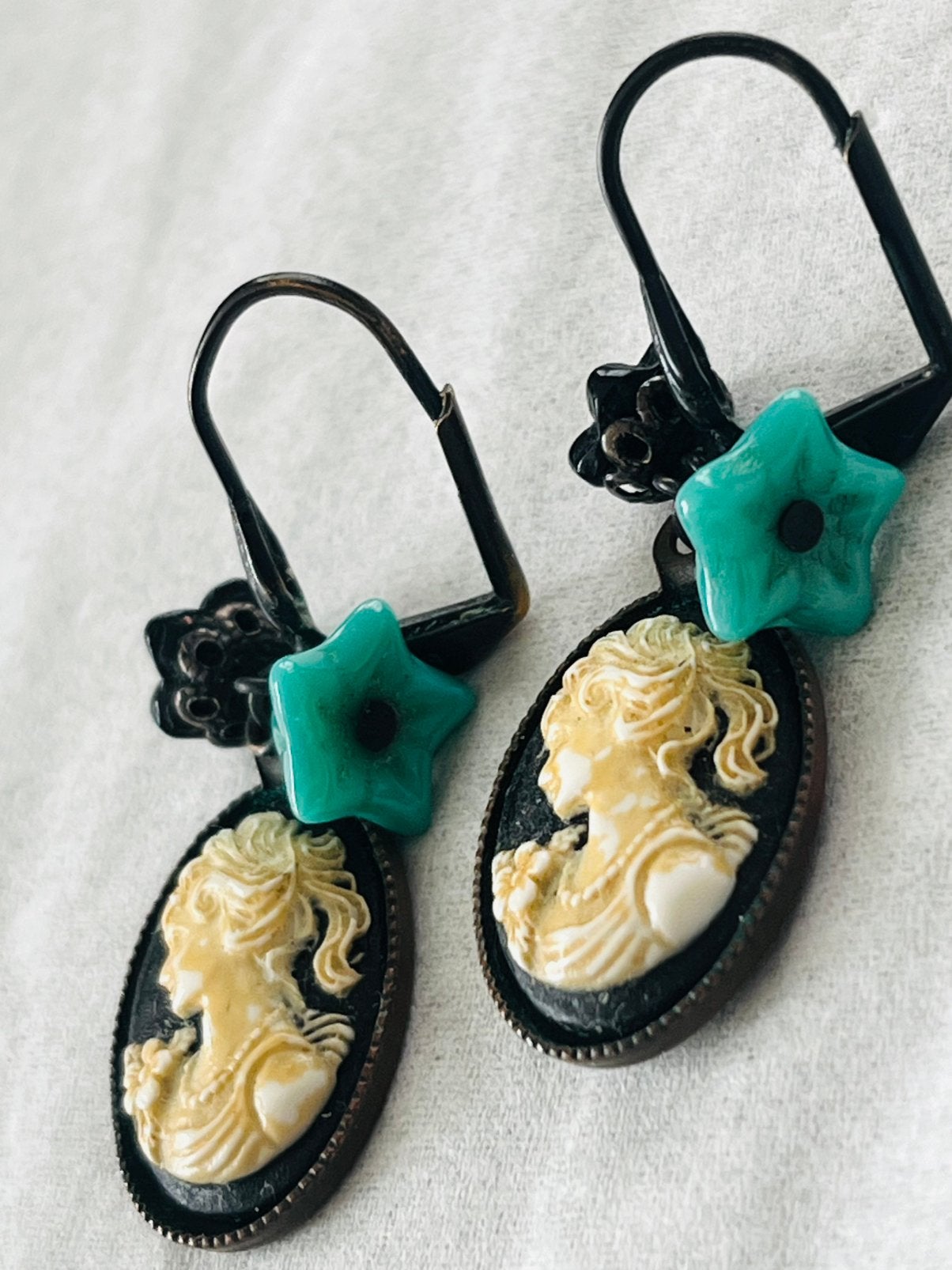 Vintage Julie Sion Paris oorbellen turquoise met camee, Verzenden, Zo goed als nieuw, Rood, Overige materialen