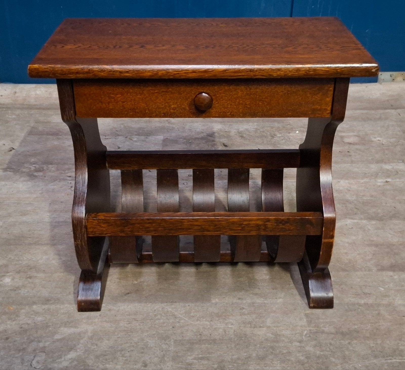 Vintage houten bijzettafel met geïntegreerde lectuurbak, Ophalen, Gebruikt, Lectuurbak, Vintage