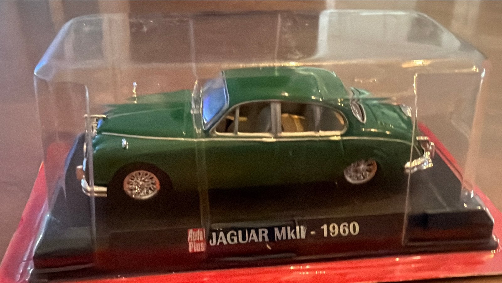 Jaguar MKII 1960 modelauto met magazine, Ophalen of Verzenden, Zo goed als nieuw, Auto, Overige merken