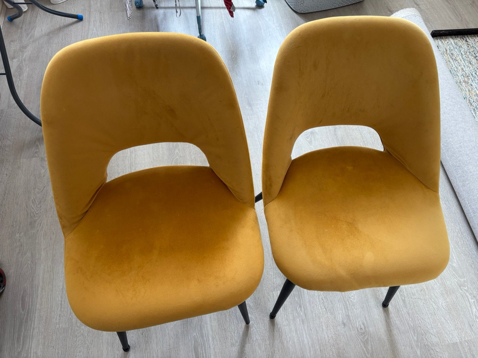 2 suede stoelen, Huis en Inrichting, Ophalen, Gebruikt, Minder dan 75 cm, 50 tot 75 cm