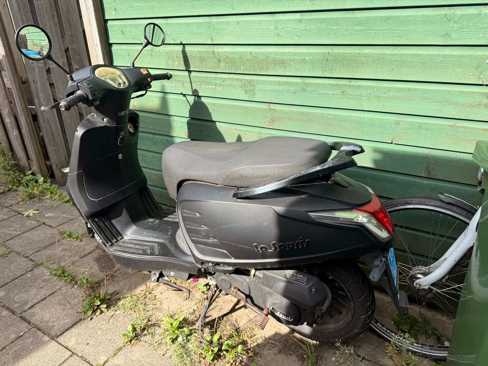 Zwarte scooter met schade - Ideaal voor onderdelen/reparatie, Ophalen, Gebruikt, Benzine, Overige merken