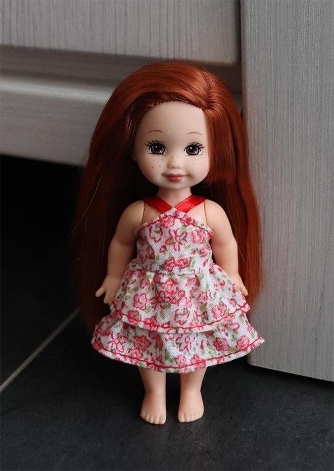 Barbie kleding nieuw - Jurkje Shelly Kelly - rood wit groen, Ophalen of Verzenden, Nieuw, Barbie