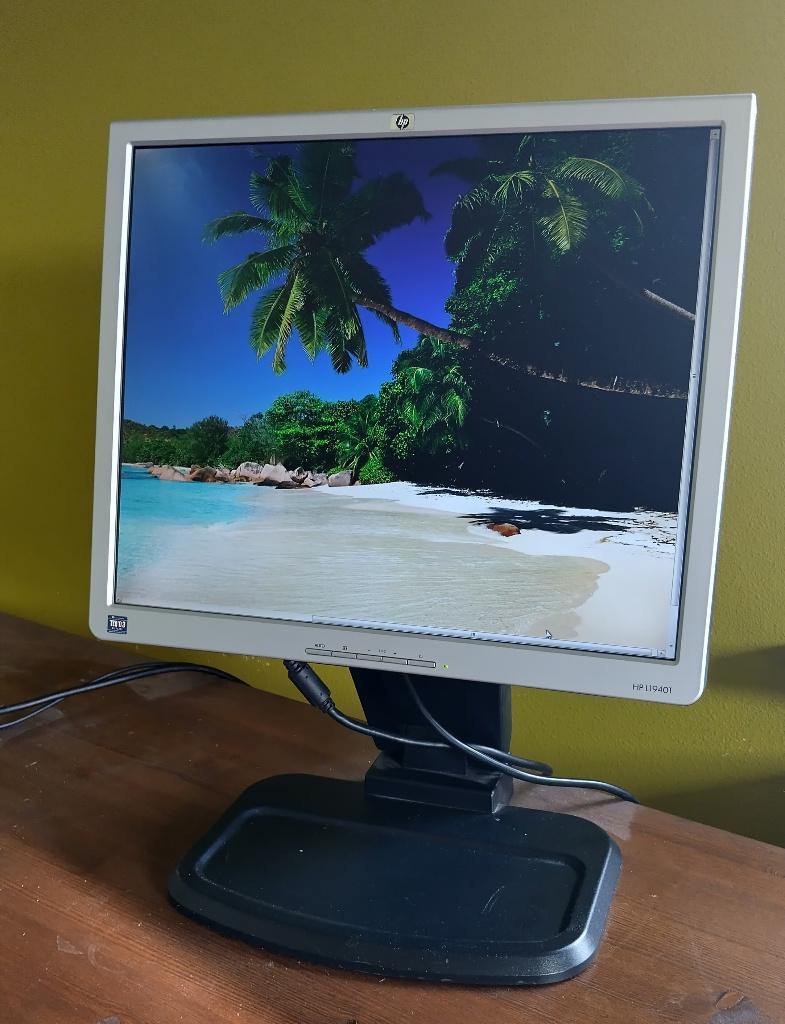 HP L1940T monitor, Computers en Software, Monitoren, Gebruikt, 61 t/m 100 Hz, DVI, VGA, In hoogte verstelbaar, Kantelbaar, Overige typen