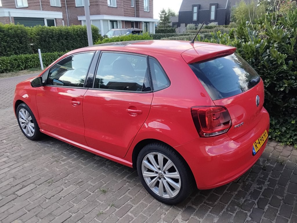 Volkswagen Polo 1.4 16V FSI 63KW 2011 Rood panoramadak, Voorwielaandrijving, Stof, 40 €/maand, Zwart