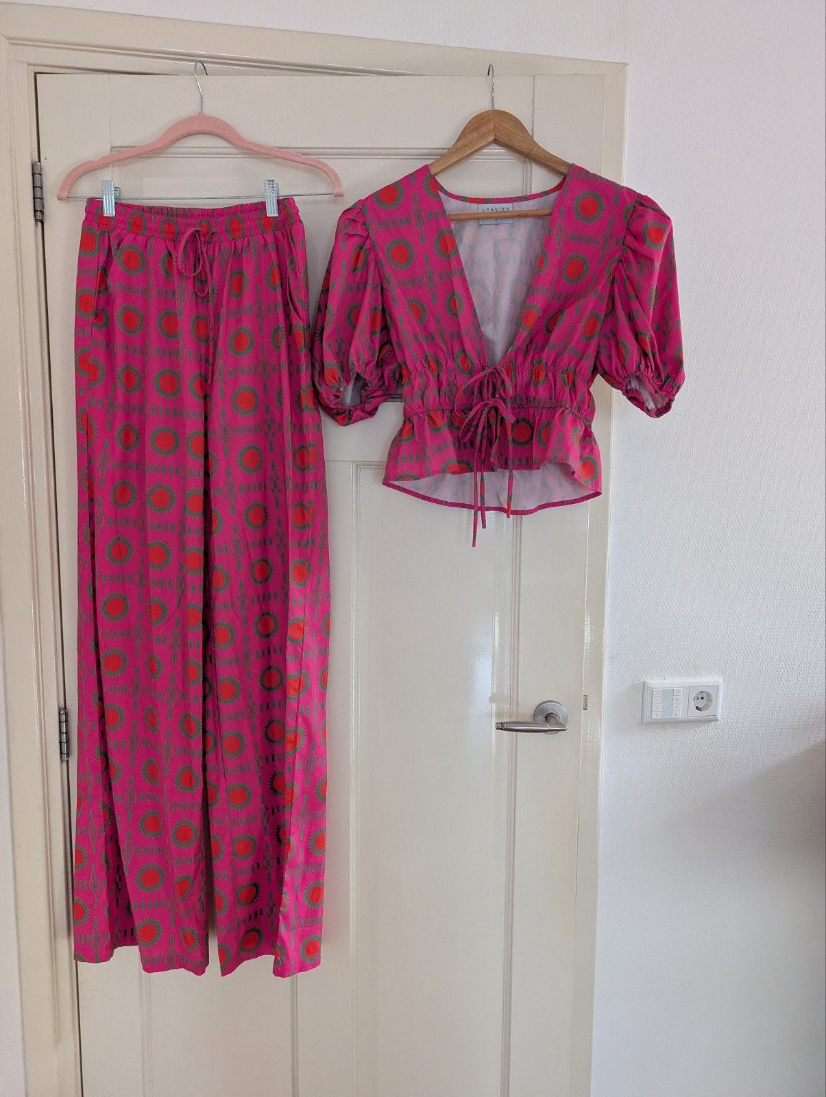 leuk broekpak van loavies 'X Guusje' maat M als nieuw!, Kleding | Dames, Maat 38/40 (M), Kostuum of Pak, Ophalen of Verzenden