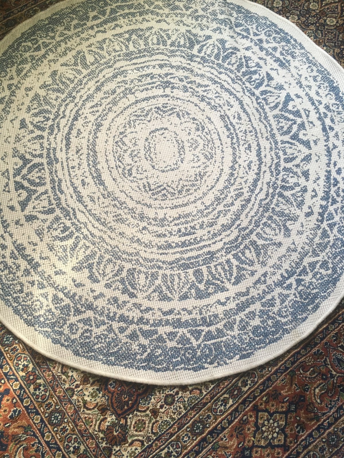 Ronde vloerkleed diameter 150 cm wit licht blauw nu 30, Blauw, Rond, Ophalen of Verzenden, Zo goed als nieuw
