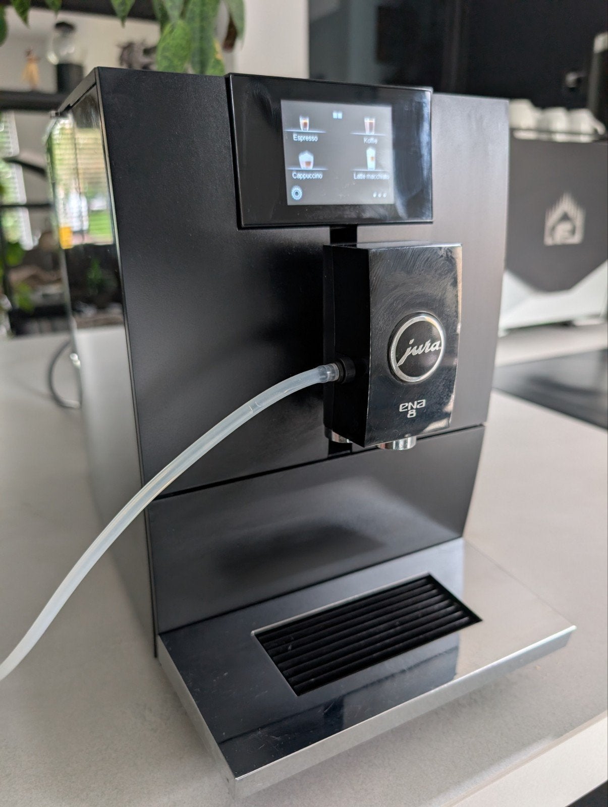 Jura Ena 8 Full Metro Black, Afneembaar waterreservoir, 10 kopjes of meer, Koffiemachine, Refurbished