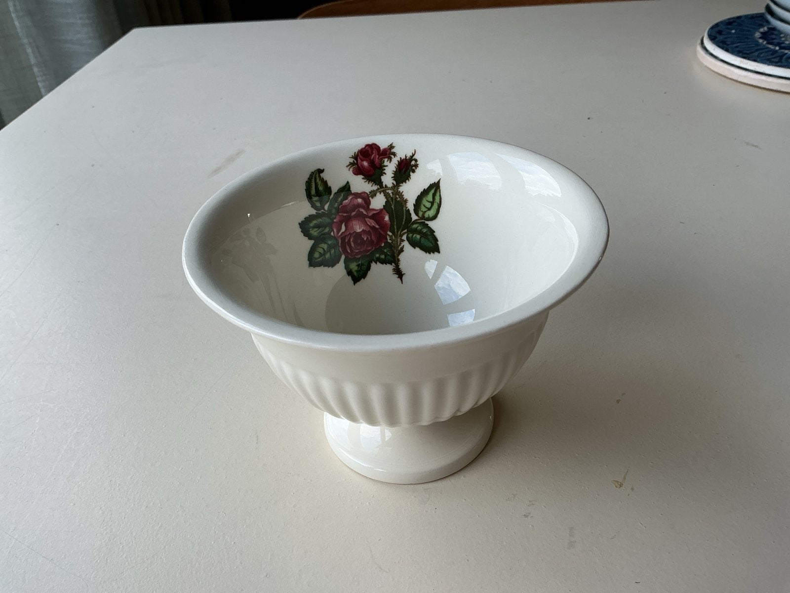 Wedgwood schaaltje Moss Rose, Ophalen of Verzenden, Zo goed als nieuw, Porselein, Schaal of Schalen
