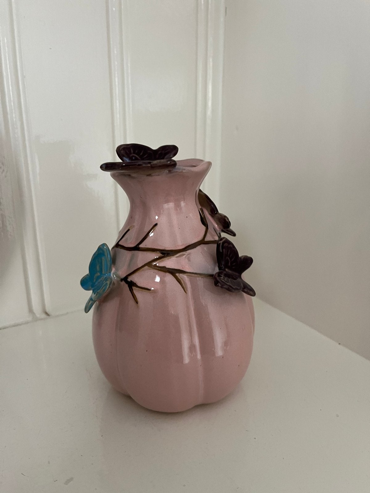 Schattig roze vaasje met vlinders, Huis en Inrichting, Woonaccessoires | Vazen, Ophalen of Verzenden, Roze