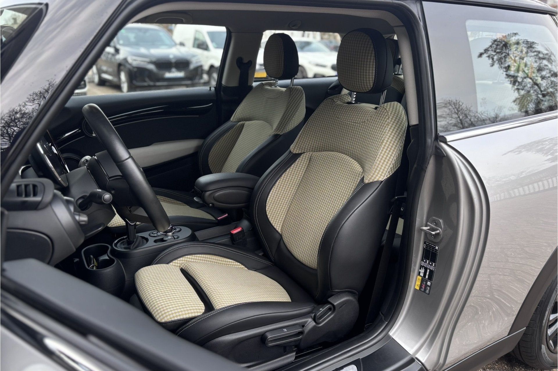 MINI Cooper SE 33 kWh | Camera | Unieke bekleding | Stoelver, Auto's, Mini, Gebruikt, 4 stoelen, Leder en Stof, 195 min