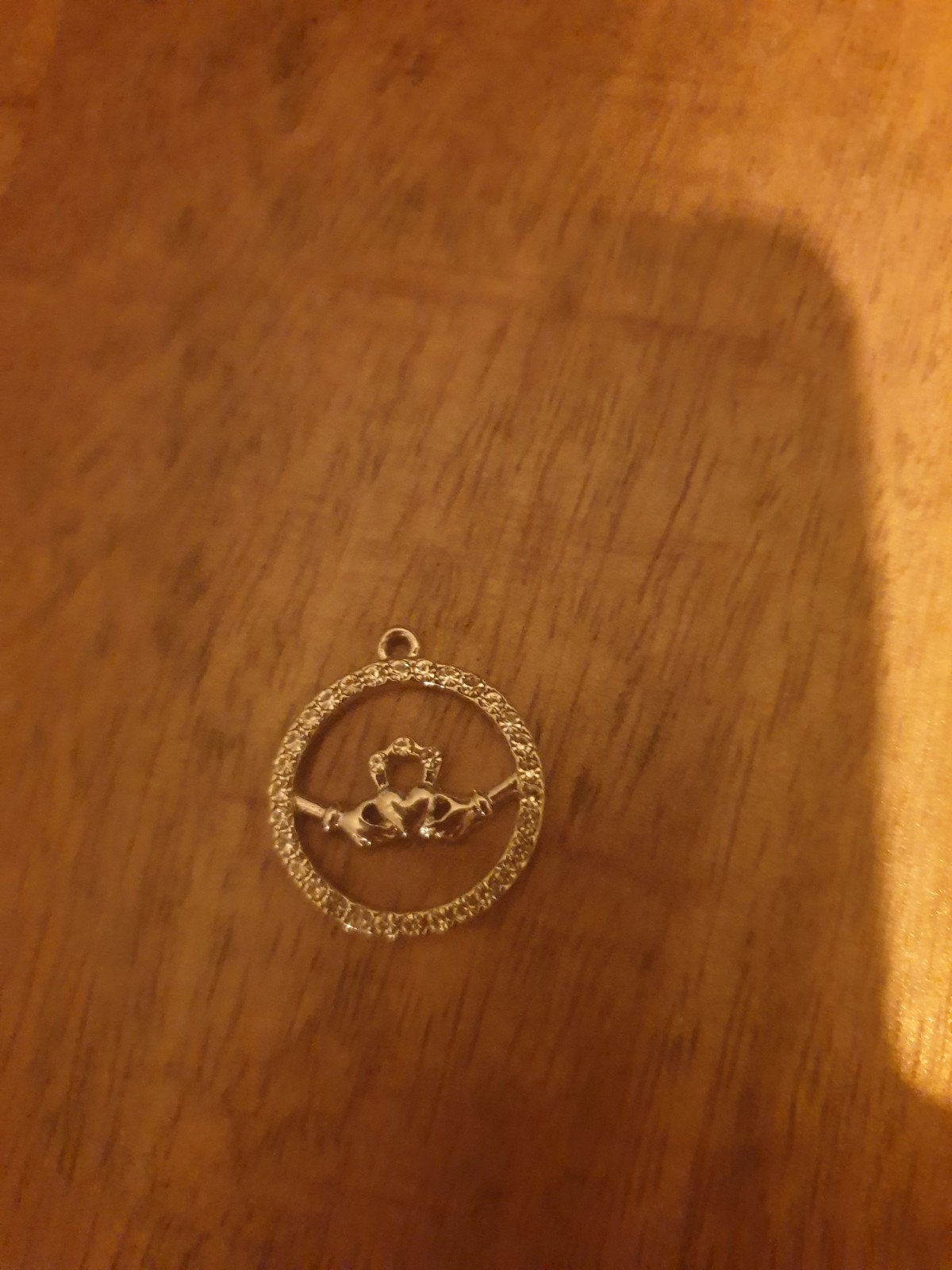 Gouden Claddagh hanger - Ierse liefde en vriendschap, Overige voorstellingen, Nieuw, Ophalen of Verzenden, Met edelsteen