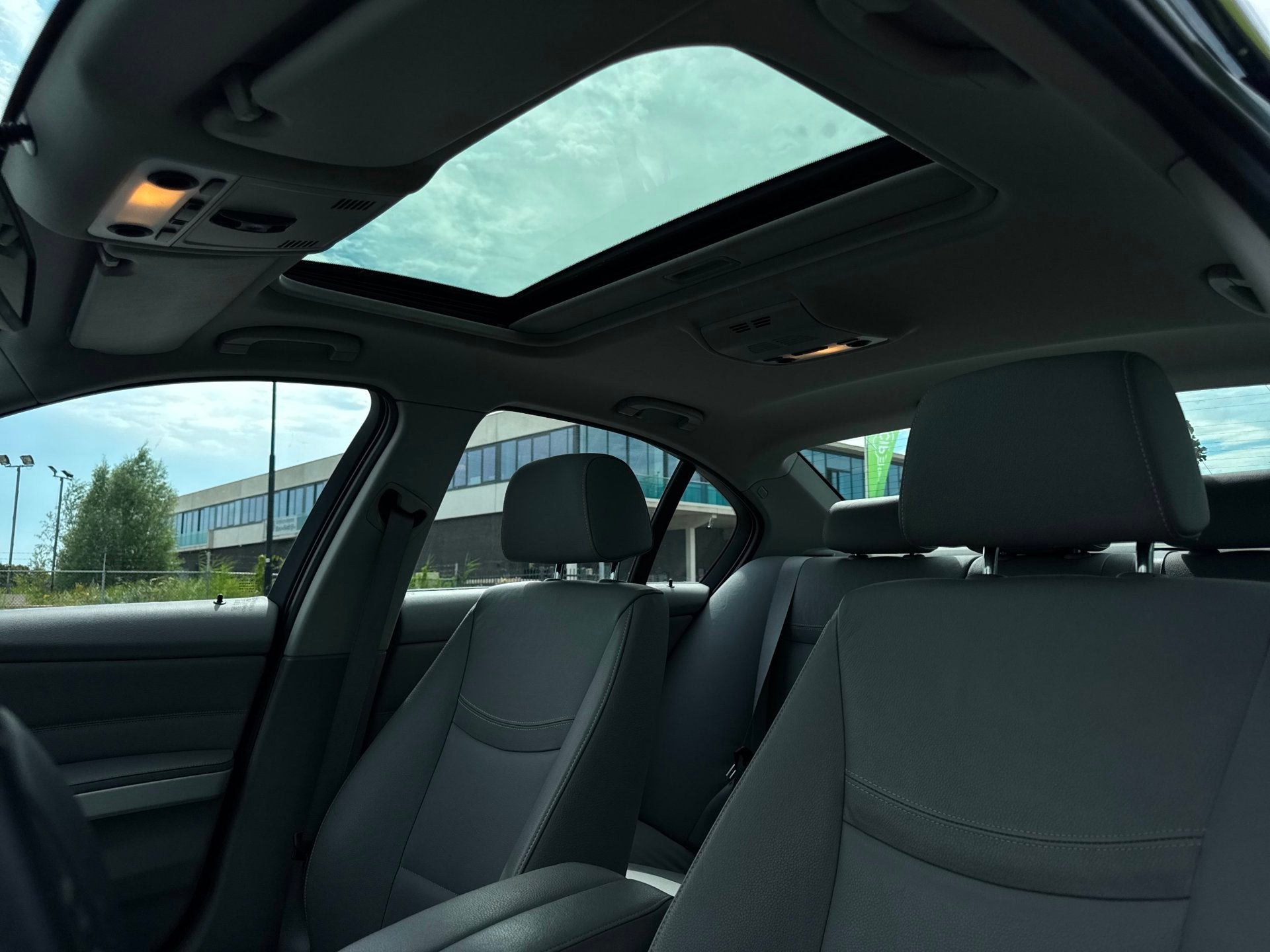 BMW 3-serie 330i xDrive // 272PK // Automaat // Schuifdak //, Auto's, BMW, Automaat, Euro 5, Beige, 2996 cc
