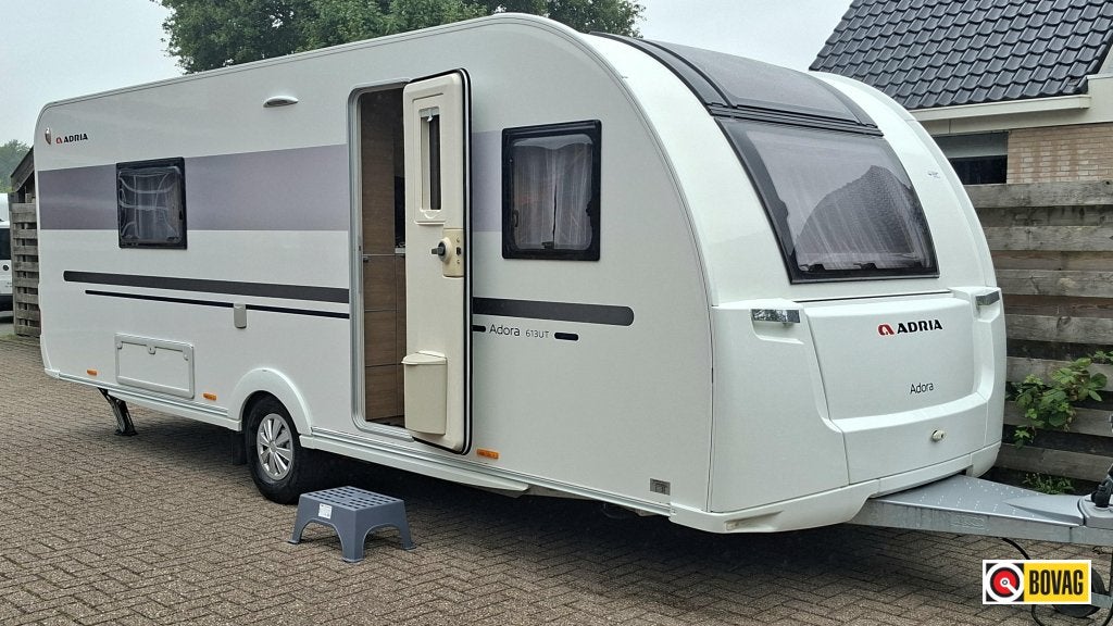 Adria Adora 613 HT Queensbed , mover ,voort., Caravans en Kamperen, Caravans, Rondzit, Bedrijf, Adria, 6 tot 7 meter