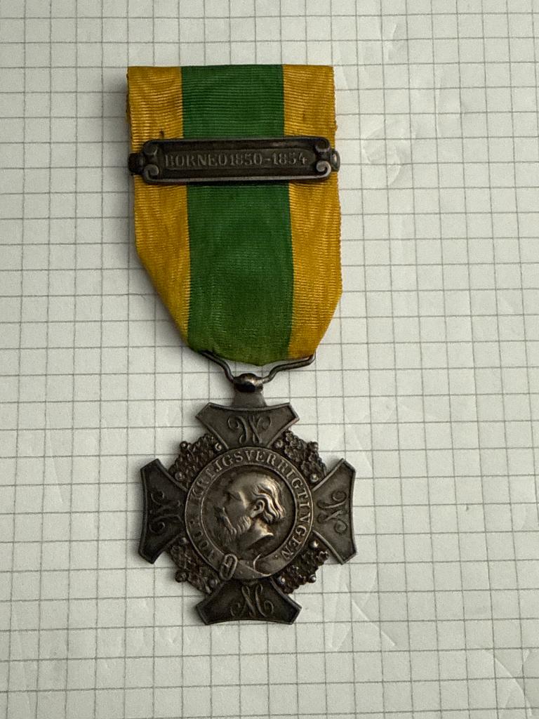 Medaille Kruis voor bel. ZILVER met gesp borneo, Verzamelen, Ophalen of Verzenden, Landmacht, Nederland, Lintje, Medaille of Wings