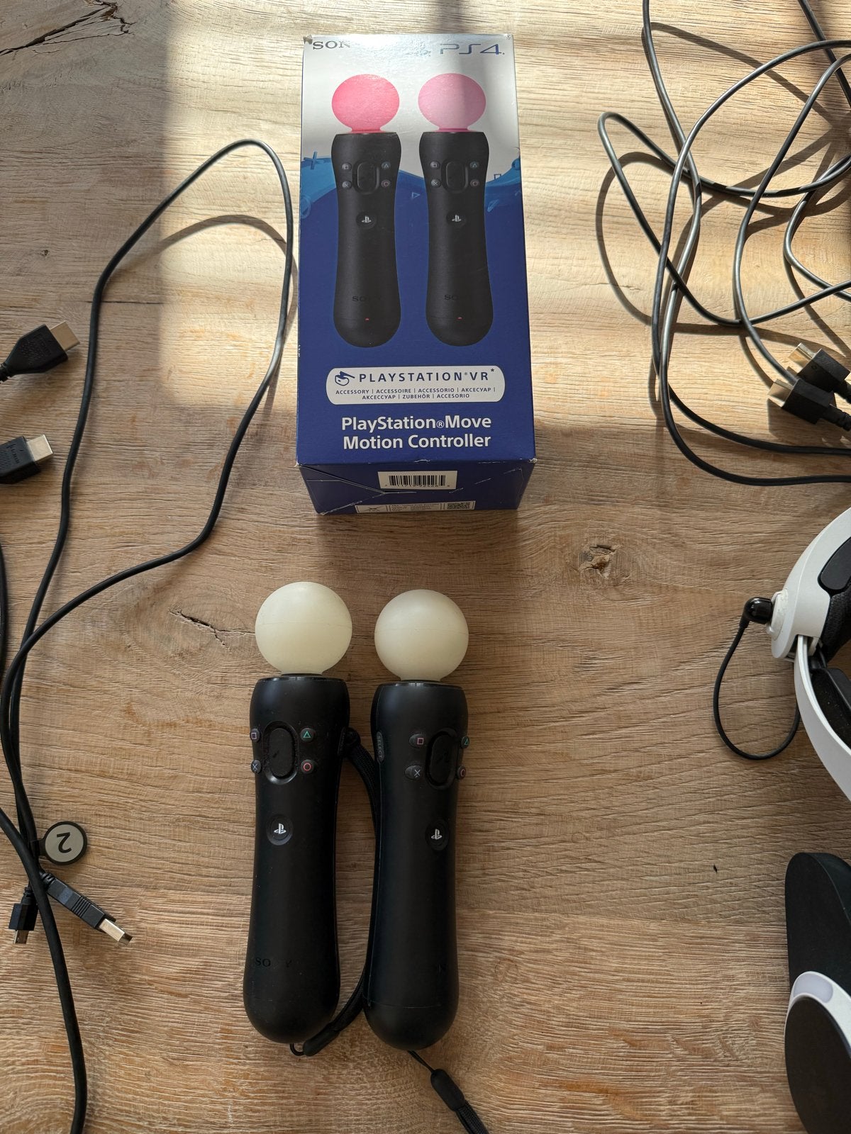 Foto 4 van PlayStation VR-set met Move Controllers en alle kabels