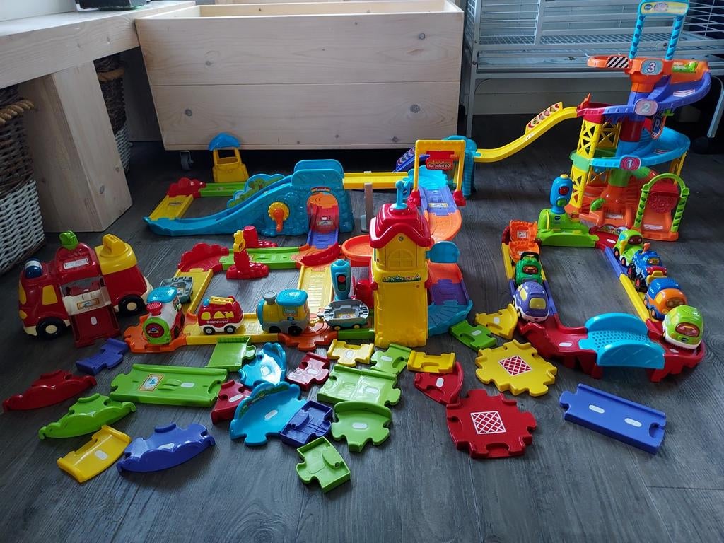 Toet Toet Auto's set: rijbaan, treinbaan, parkeertoren, Kinderen en Baby's, Speelgoed | Vtech, Ophalen, Gebruikt, 2 tot 4 jaar