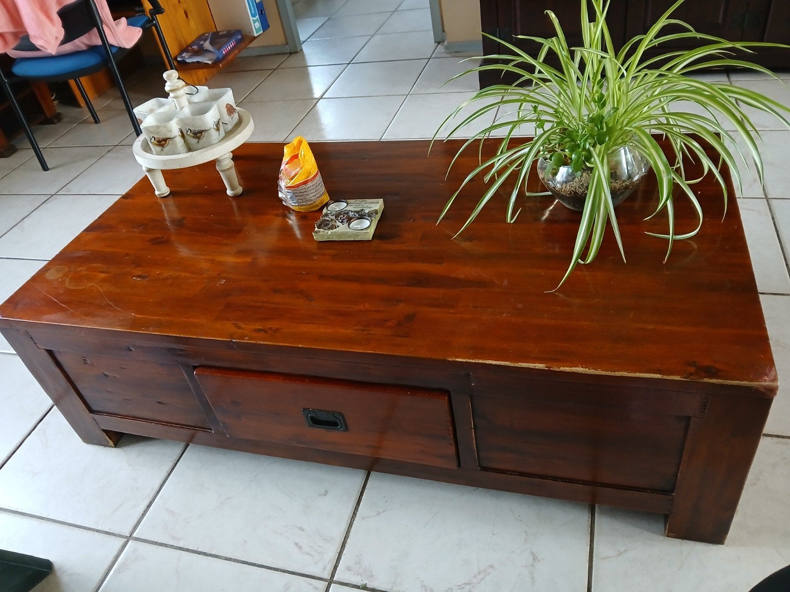 Massief houten salontafel met lades, Huis en Inrichting, Ophalen, Gebruikt, 100 tot 150 cm, Klassiek, Robuust