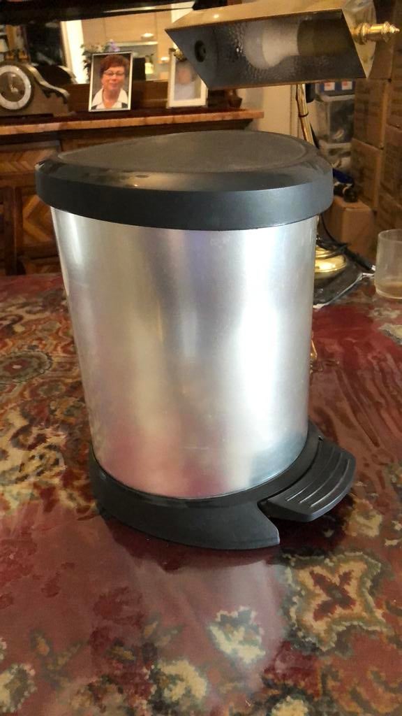 Kleine pedaalemmer, Minder dan 10 liter, Ophalen, Zo goed als nieuw, Minder dan 50 cm