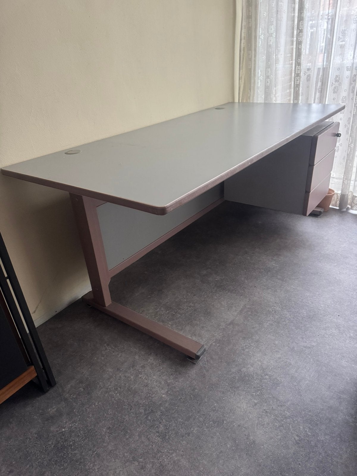 Foto 2 van Stevige bureau. 180x80x73. Met 3 lagen een slot