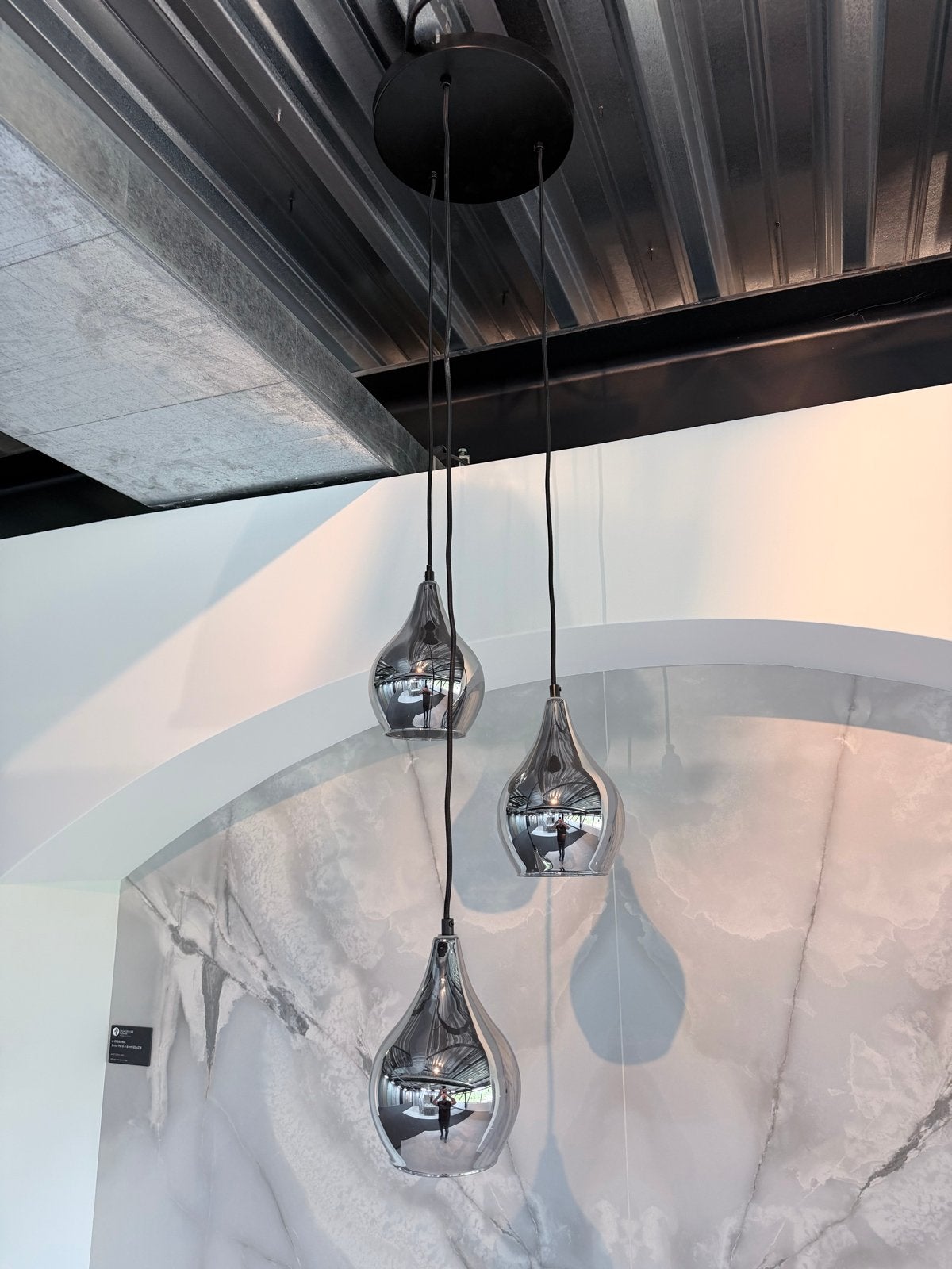 Set van 2 hanglampen met chromen druppelvormige kappen, Huis en Inrichting, Lampen | Hanglampen, Ophalen, Zo goed als nieuw, Metaal