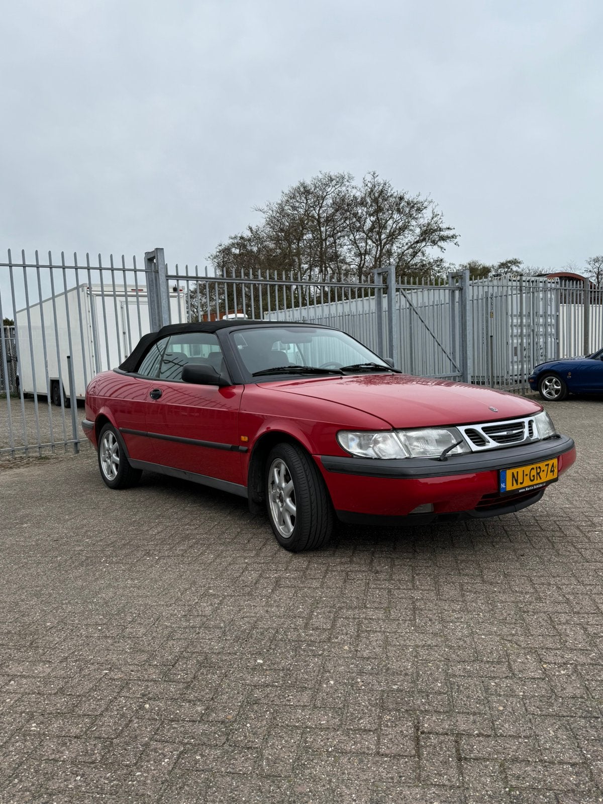 NIEUWE APK. Saab 900 2.3 I Cabrio 1996 Rood, Auto's, Voorwielaandrijving, 4 cilinders, Origineel Nederlands, Saab 900