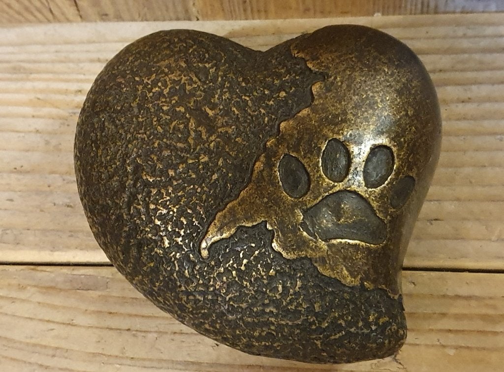bronzen urn / URN MET AFDRUK VAN EEN KATTENPOOT / ASURN