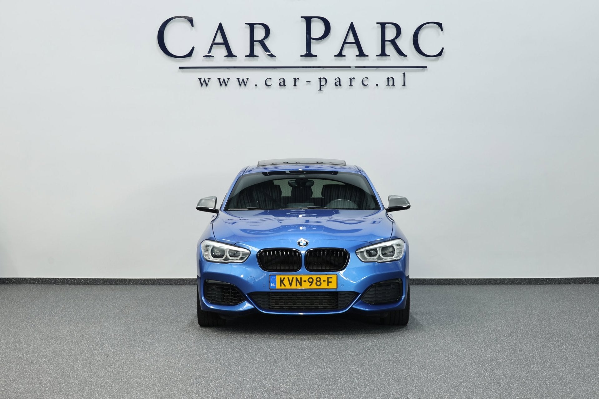 BMW 1-serie M135i 327+PK LED/SCHUIFDAK/ALCANTARA+S.VERWARMIN, Auto's, Dealer onderhouden, Achterwielaandrijving, Gebruikt, Euro 6