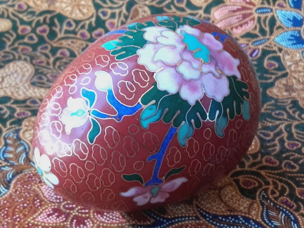 Mooi oud Chinees ei van cloisonne met bloemen 8,3 cm., Handgemaakt, China, Meerkleurig, Overige materialen