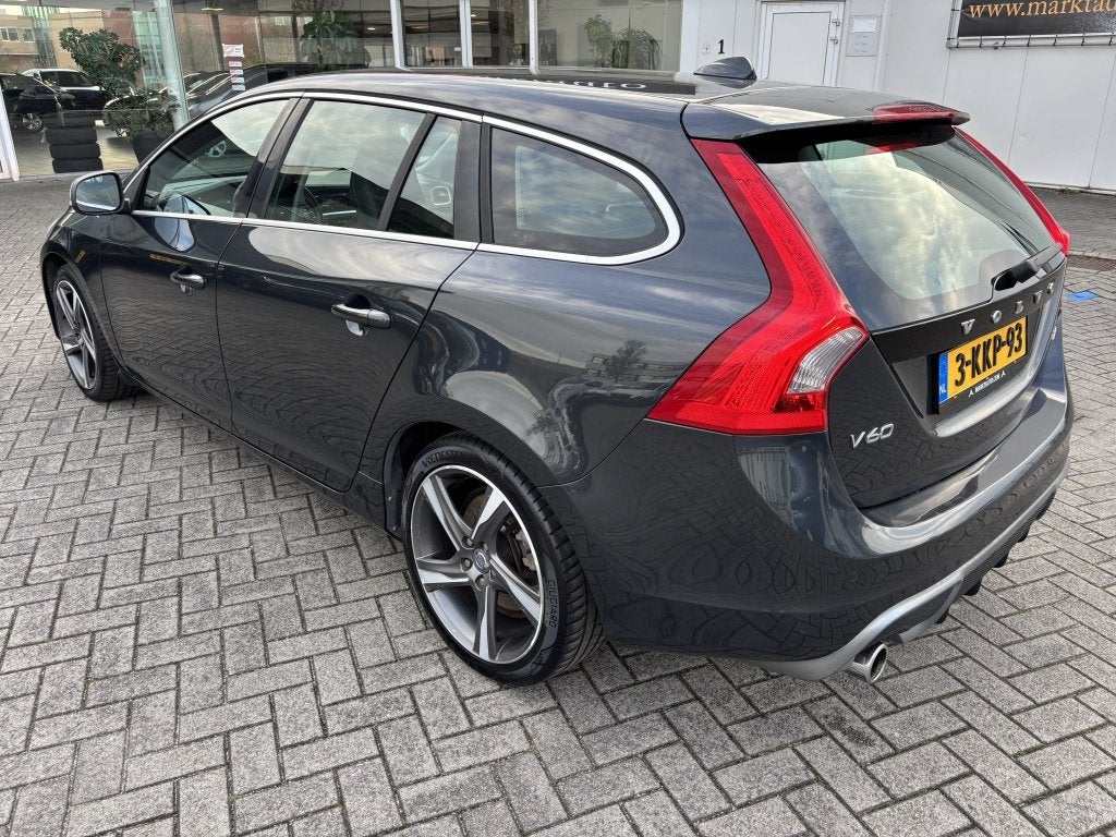 Volvo V60 1.6 T3 R-Design Navi Cruise Bluetooth Parkeersenso, Gebruikt, Zwart, 4 cilinders, 150 pk