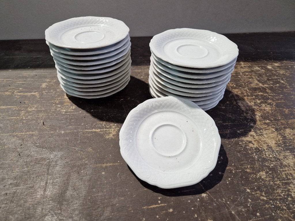 24 stuks schotels 13,5cm Eschenbach La Reine €0,75 p.st., Gebruikt, Ophalen of Verzenden, Overige stijlen, Kop(pen) en/of Schotel(s)