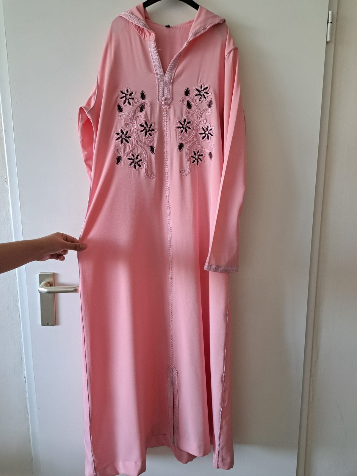 Roze abaya met capuchon en bruin borduurwerk, Overige typen, Ophalen of Verzenden, Roze, Maat 36 (S)