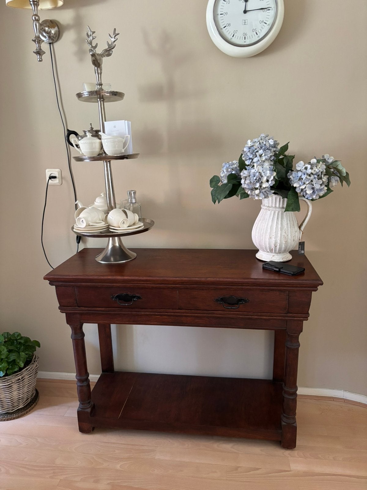 Klassieke houten sidetable met 2 lades en onderblad., Ophalen, Gebruikt