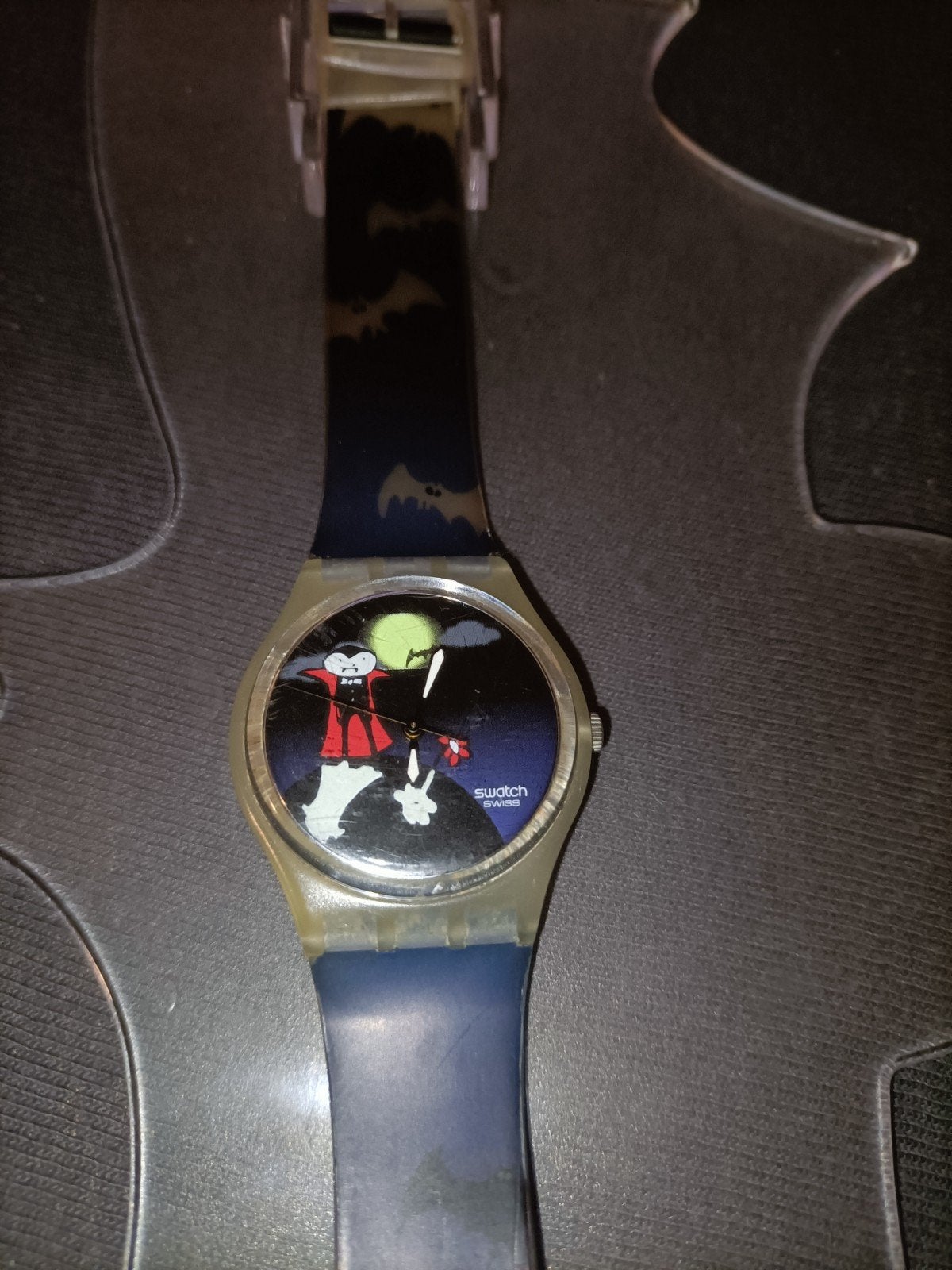 Vintage Swatch Batman Horloge met Vleermuis Display, Sieraden, Tassen en Uiterlijk, Kunststof, Gebruikt, Polshorloge, Swatch