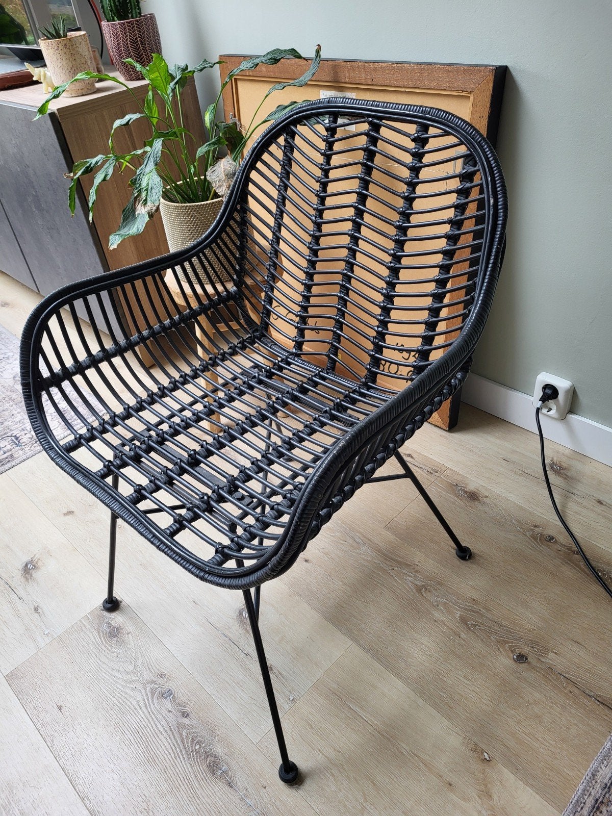 Stijlvolle vintage zwarte rotan fauteuil te koop!, Huis en Inrichting, Stoelen, Gebruikt, Zwart, Vintage, Riet of Rotan