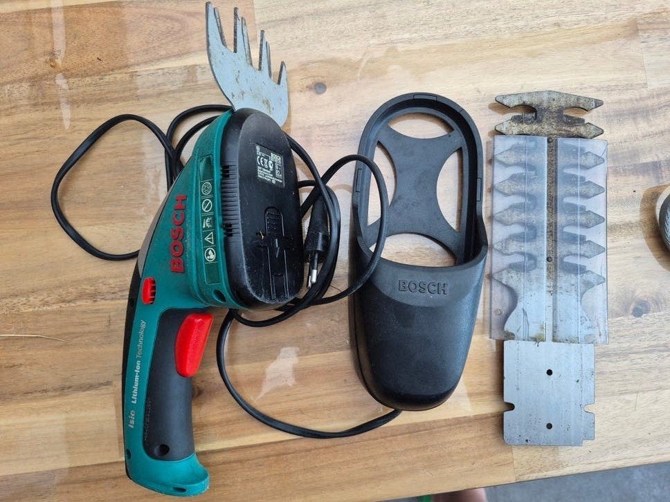 Bosch Isio Lithium-Ion heggenschaar met oplader, Tuin en Terras, Ophalen of Verzenden, Gebruikt, Accu, Bosch