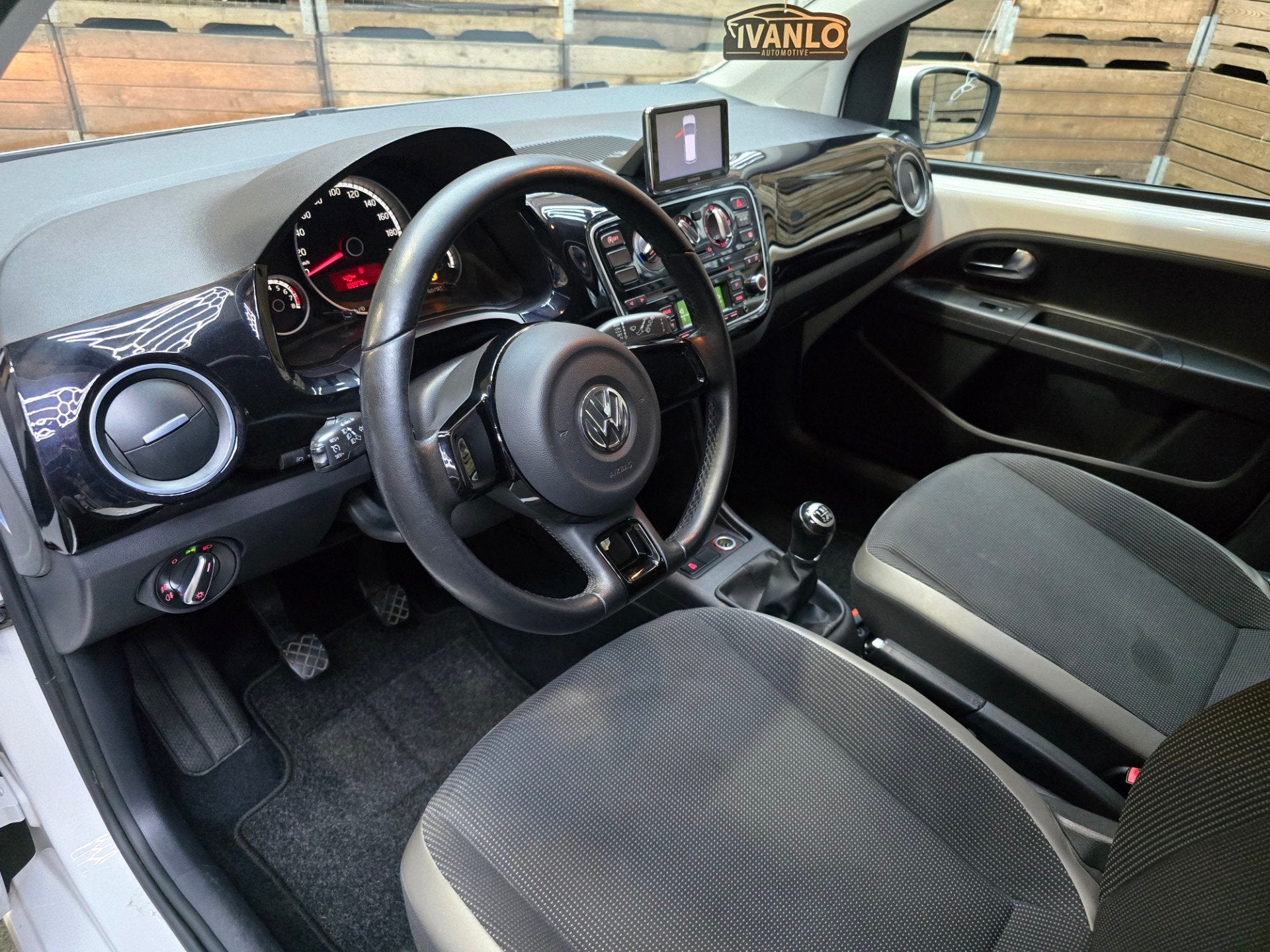 Volkswagen Up! 1.0 high up! BlueMotion Navi Airconditioning, Euro 5, Stof, Gebruikt, 840 kg