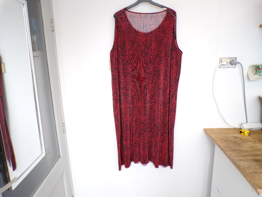 Rood/zwarte stretchy plisse jurk maat 56/58, Kleding | Dames, Jurk, Ophalen of Verzenden, Nvt, Nvt