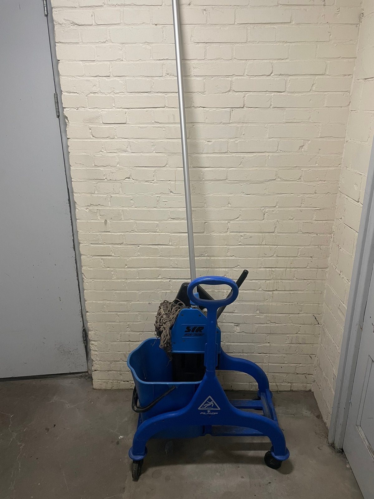 Dweil mop wagen, Ophalen