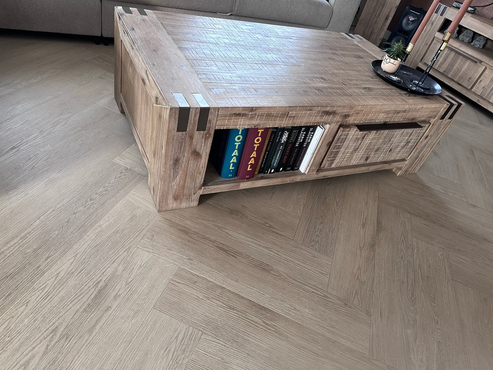 Salontafel met metalen accenten, Huis en Inrichting, Tafels | Salontafels, Gebruikt, 50 tot 100 cm, 100 tot 150 cm, Rechthoekig