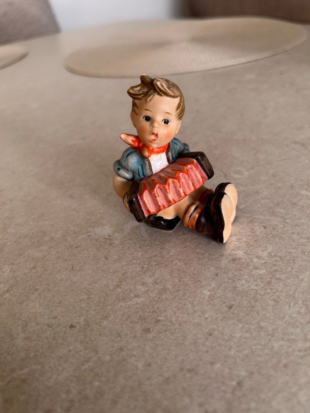 Vintage Hummel beeldje jongen met accordeon Goebel, Verzamelen, Ophalen of Verzenden, Zo goed als nieuw, Hummel