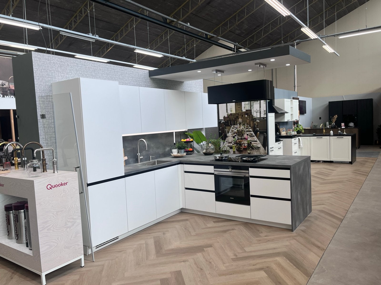 Moderne witte hoekkeuken met kookeiland en apparatuur, Ophalen, Wit, Hoekkeuken, Nieuw