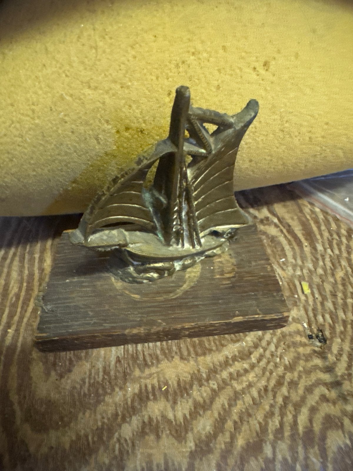 Klein koperen beeldje van een schip op houten voet, Ophalen, Koper