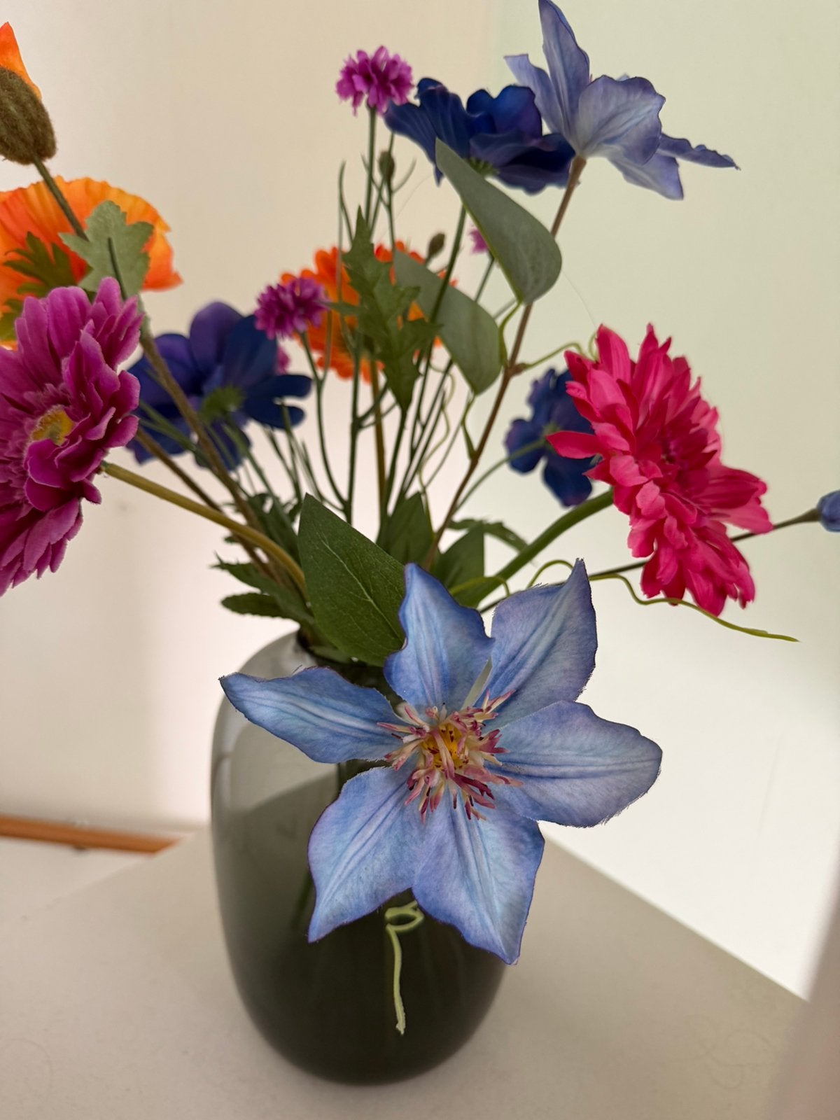 Zijde bloemen in zwarte glazen vaas, Ophalen, Zo goed als nieuw