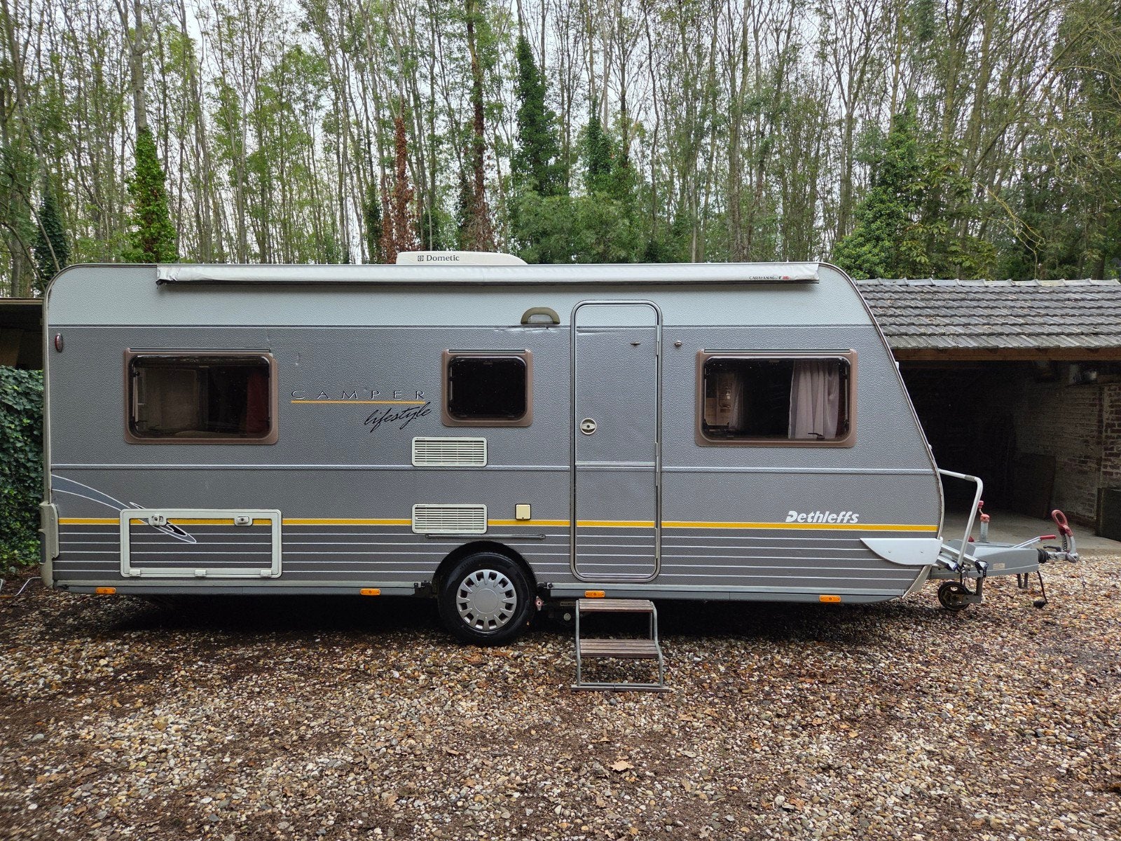 Dethleffs Camper Lifestyle 2006 +  AIRCO, voortent en mover, Caravans en Kamperen, 2 aparte bedden, Rondzit, Particulier, Dethleffs