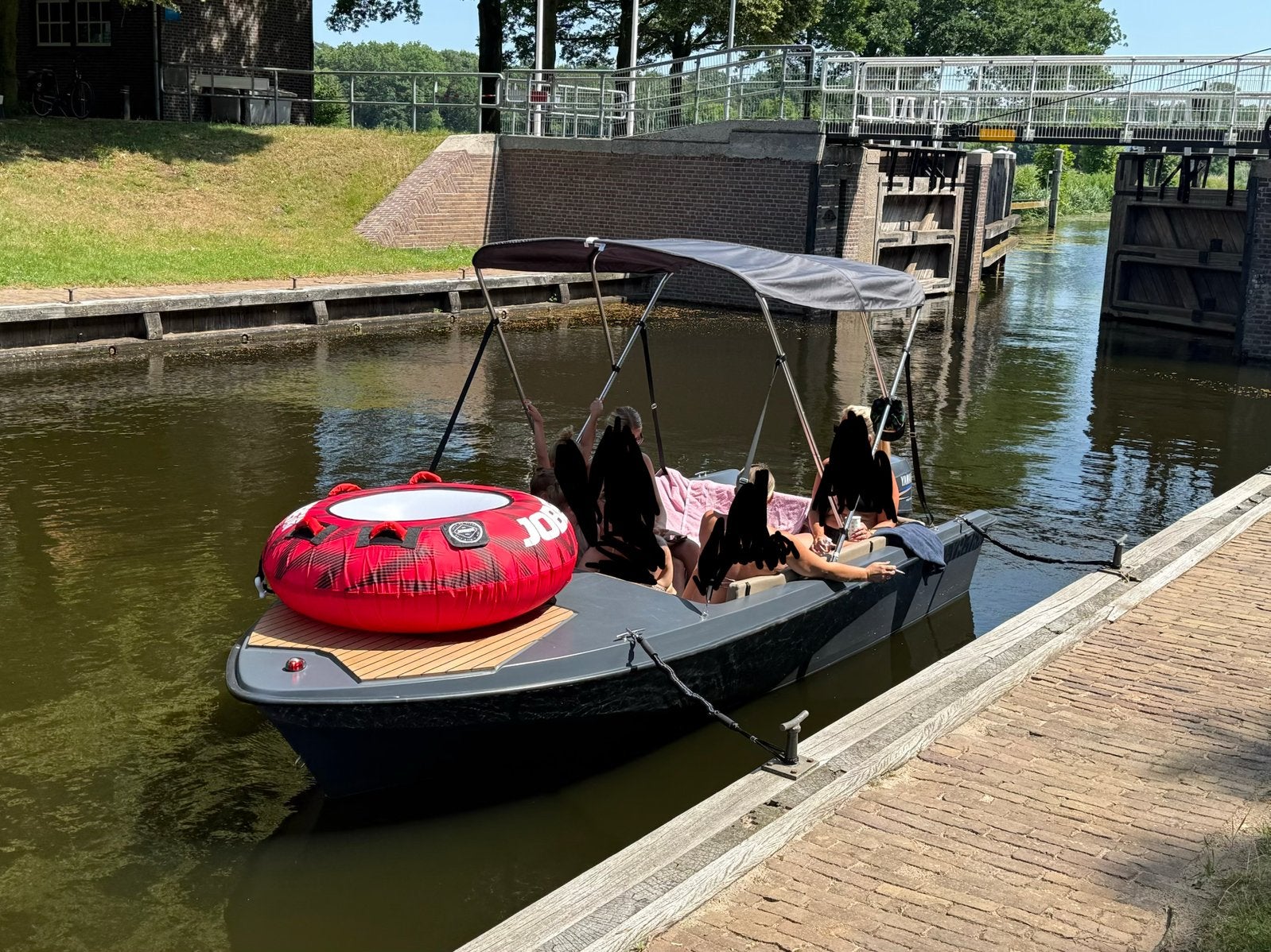 Stijlvolle polyester sloep met Yamaha buitenboordmotor, Watersport en Boten, Overige typen, Zo goed als nieuw, Nederland, Info@sloep.nl