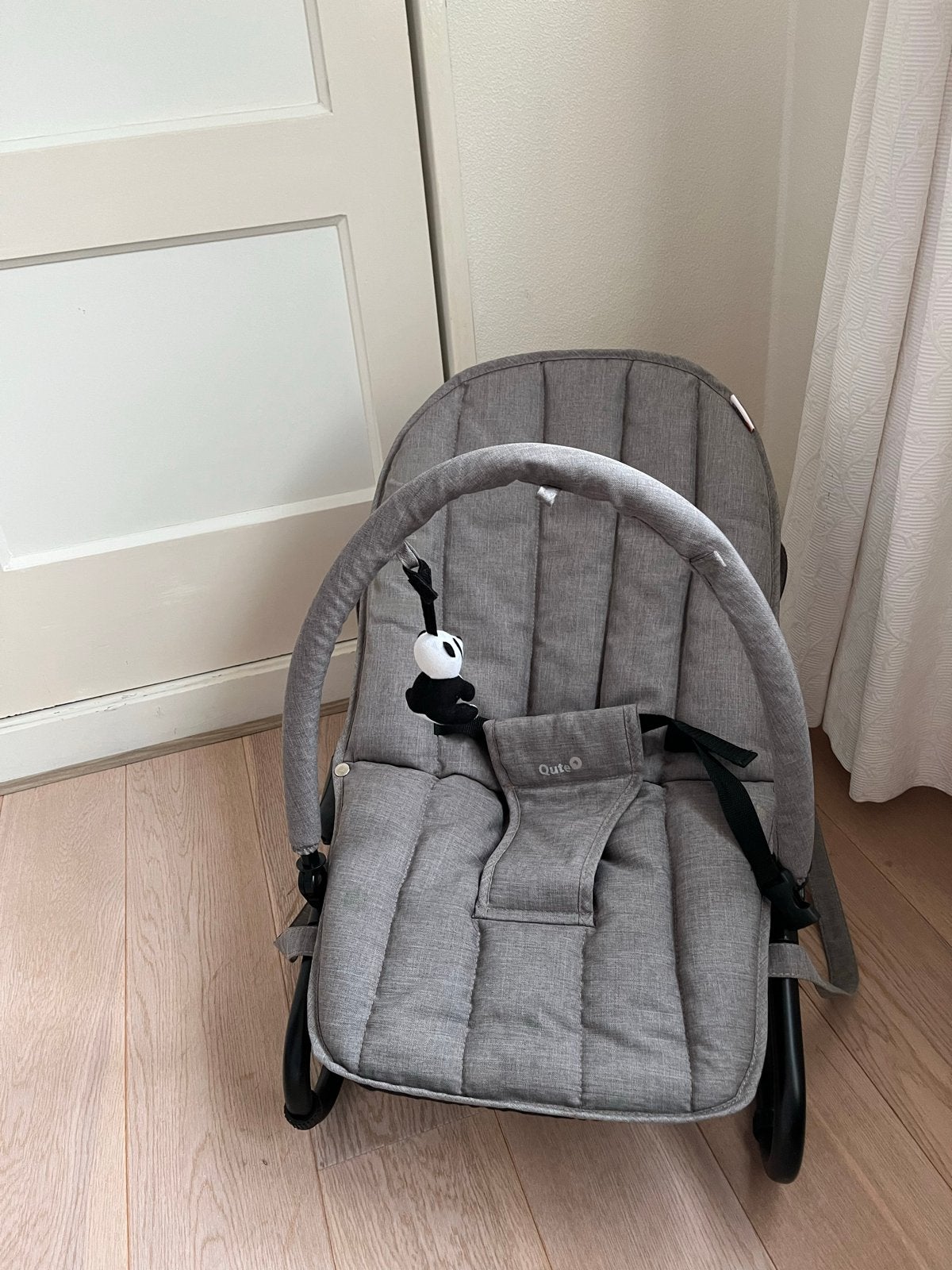 Grijze wipstoel van Qute, verstelbaar, met gordel, Kinderen en Baby's, Wipstoeltjes, Gebruikt, Wipstoel, Met gordel(s) of riempje(s)